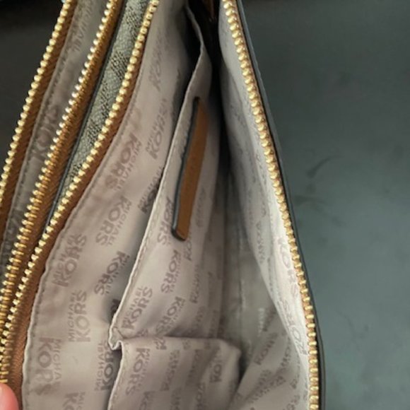 Authentic Beige Michael Kors Crossbody Logo Purse - Picture 5 of 10